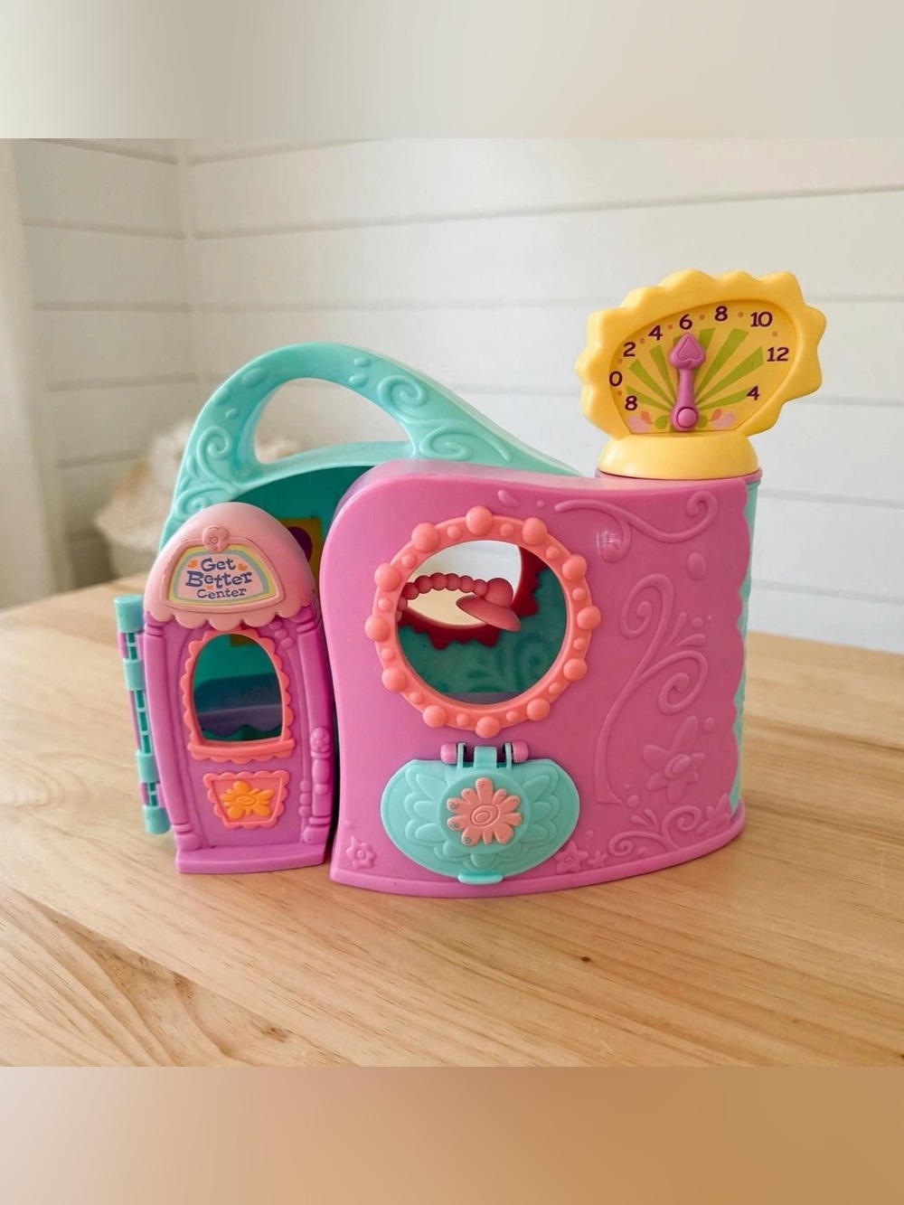 Littlest Pet Shop  Better Center Vet Clinic Playset (2005) - with scale